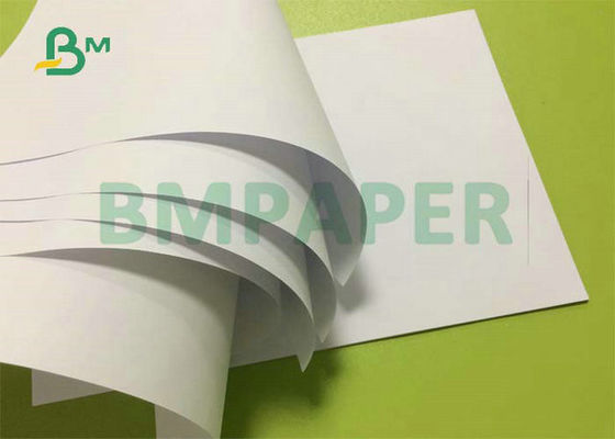 Crème Salut-encombrante et papier blanc de livre de couleur avec l'épaisseur différente