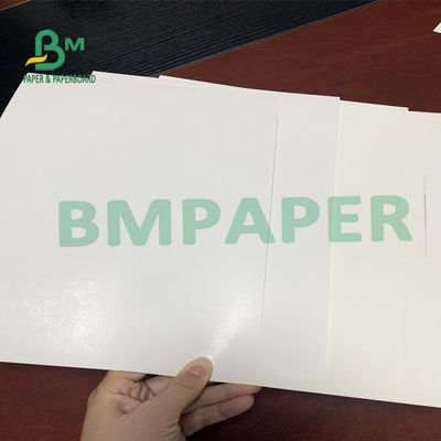 Le bois de Vierge pâte la feuille blanche de papier de carton lisse pour la carte 610mm x 860mm d'invitation