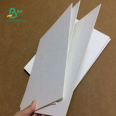 Le carton blanc stratifié de revêtement couvre 72 X 102cm 1mm 2mm 3mm pour le boîte-cadeau