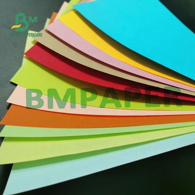 Le double dégrossit papier coloré de métier, la feuille 80g 180g de papier d'origami de rigidité