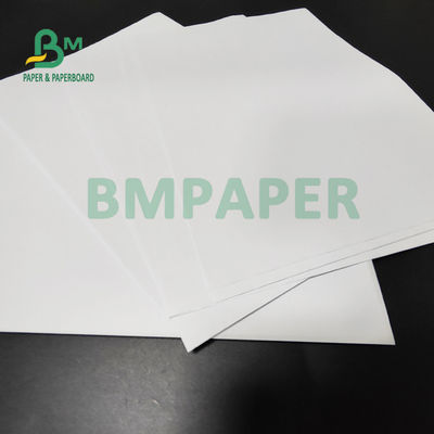 papier vergé blanc non-enduit de 50gsm 55gsm Woodfree pour l'impression 66 x 106cm de livre