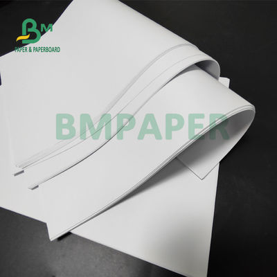 papier vergé blanc non-enduit de 50gsm 55gsm Woodfree pour l'impression 66 x 106cm de livre
