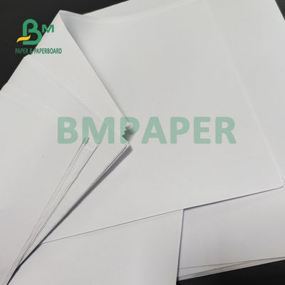 papier vergé blanc non-enduit de 50gsm 55gsm Woodfree pour l'impression 66 x 106cm de livre