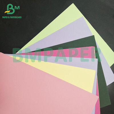 Recyclage de la pâte à papier non revêtue de papier sans bois pour les pages à colorier