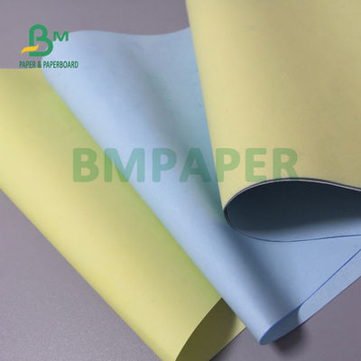 50 gm 3 couches de feuilles de papier NCR sans carbone pour l'impression commerciale 70 x 100 cm