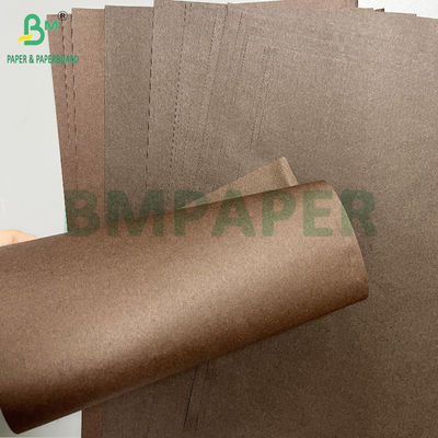 Une feuille de papier de cuisine brune de 40 grammes à 80 grammes, lisse et résistante à la graisse.