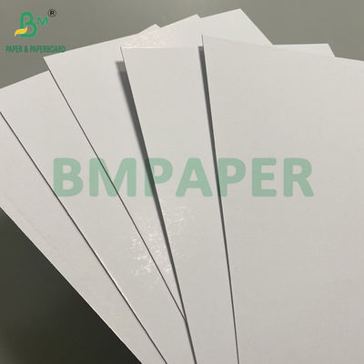 1 mm 820 g de carton blanc avec gris au milieu 2 couches de carton laminé 31 &quot;x 43&quot;