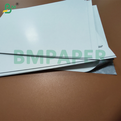 310 gm 320 gm Papier à base noire C2S brillant Pour les cartes à jouer A3 A4 Haute opacité