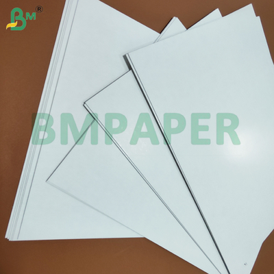 310 gm 320 gm Papier à base noire C2S brillant Pour les cartes à jouer A3 A4 Haute opacité