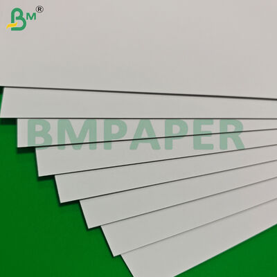 Les feuilles de papier de couverture non revêtues de bois sont plus lourdes 300-350 gsm